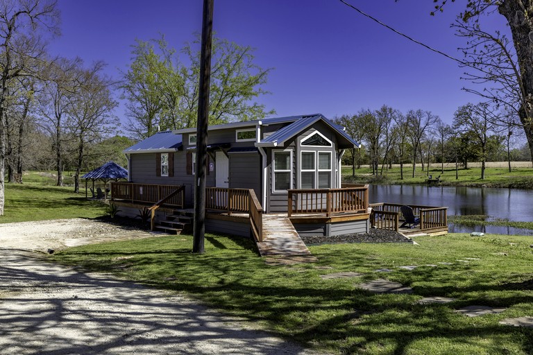 Intimate Chic Cabin Suitable for Four with Private Deck in Texas