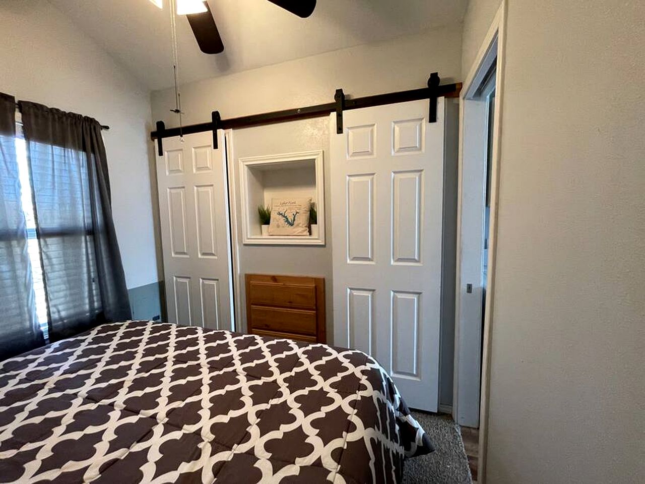 Intimate Chic Cabin Suitable for Four with Private Deck in Texas