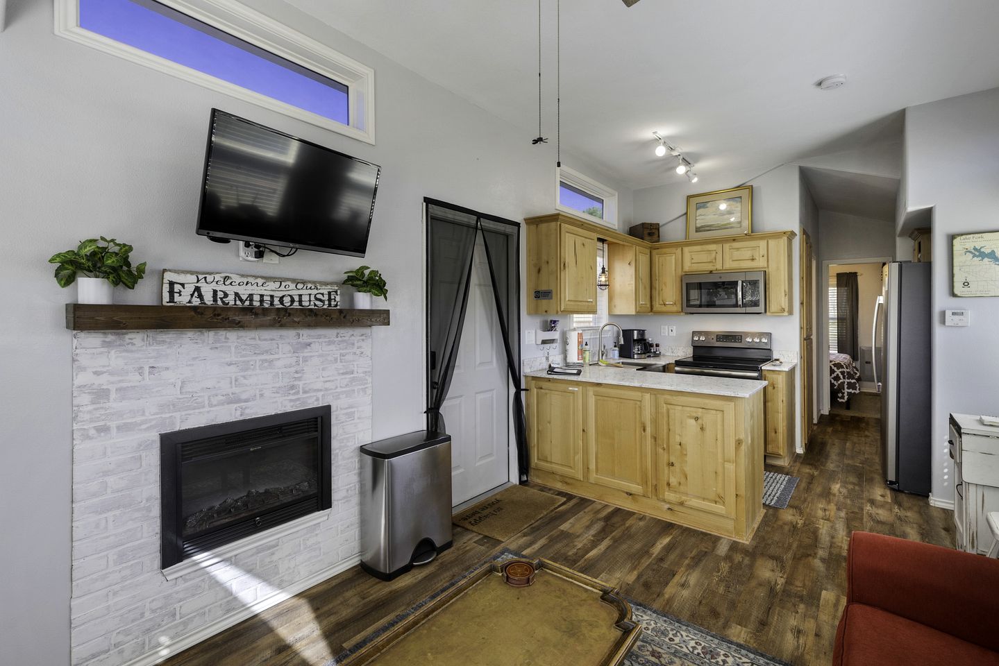 Intimate Chic Cabin Suitable for Four with Private Deck in Texas