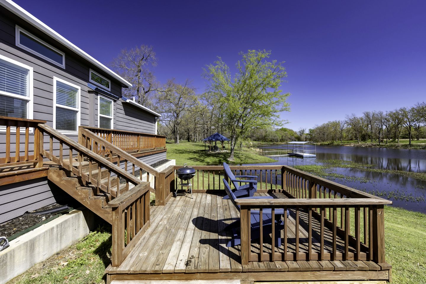 Intimate Chic Cabin Suitable for Four with Private Deck in Texas