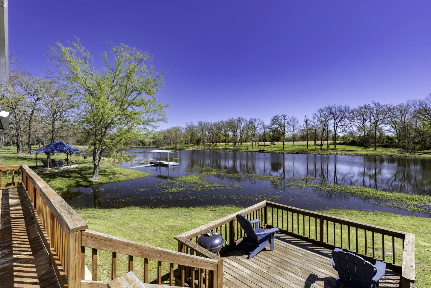 Intimate Chic Cabin Suitable for Four with Private Deck in Texas