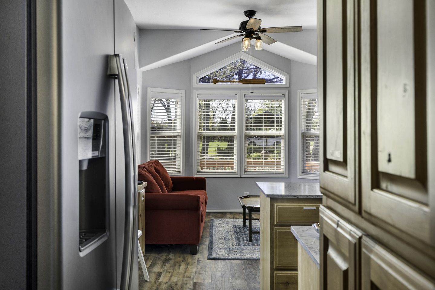 Intimate Chic Cabin Suitable for Four with Private Deck in Texas