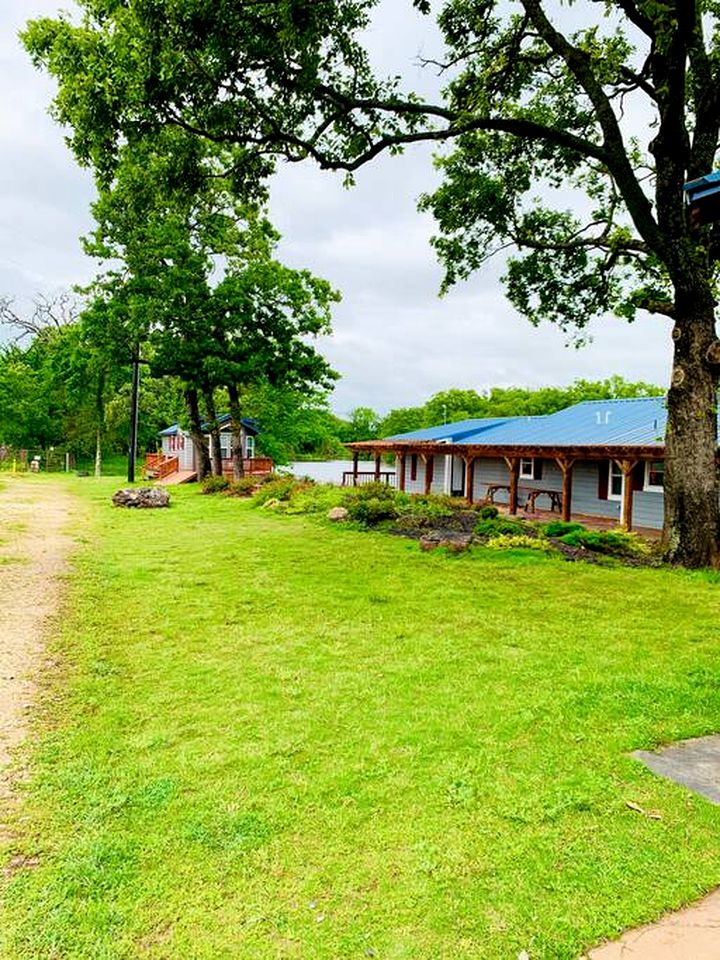 Intimate Chic Cabin Suitable for Four with Private Deck in Texas