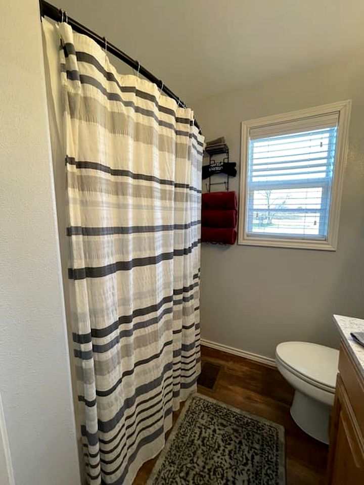 Intimate Chic Cabin Suitable for Four with Private Deck in Texas