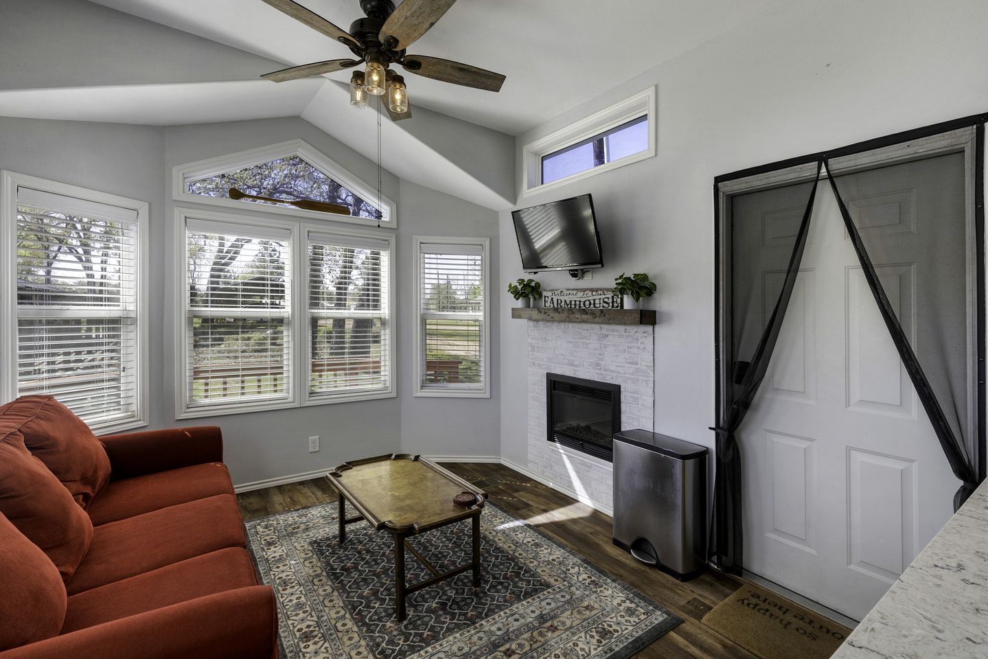 Intimate Chic Cabin Suitable for Four with Private Deck in Texas