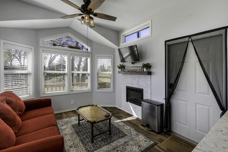 Cabins (United States of America, --, --)