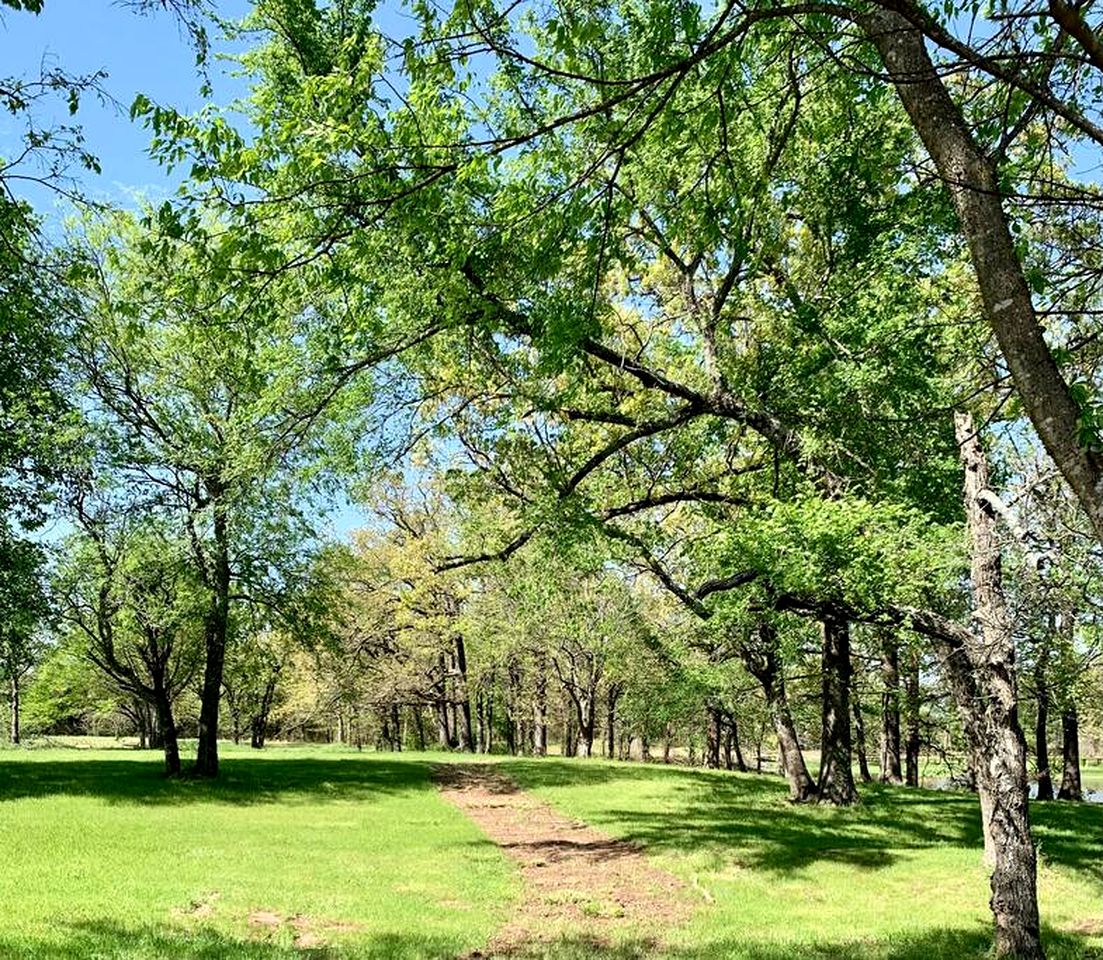 Intimate Chic Cabin Suitable for Four with Private Deck in Texas