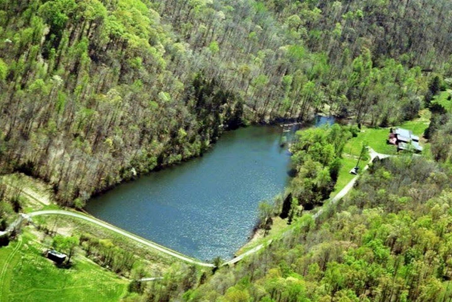Delightful Cottage Next to Pond and Woods near Nashville, Tennessee