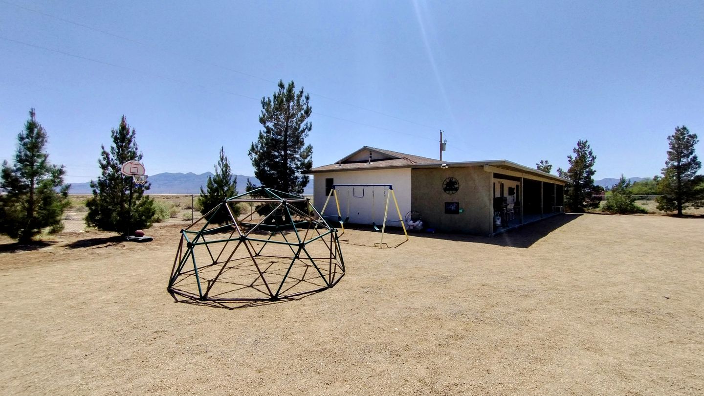 Comfortable Cottage Rental with Pool for Glamping in Nevada