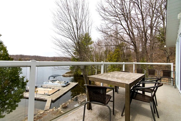 Cottages (Canada, Godfrey, Ontario)