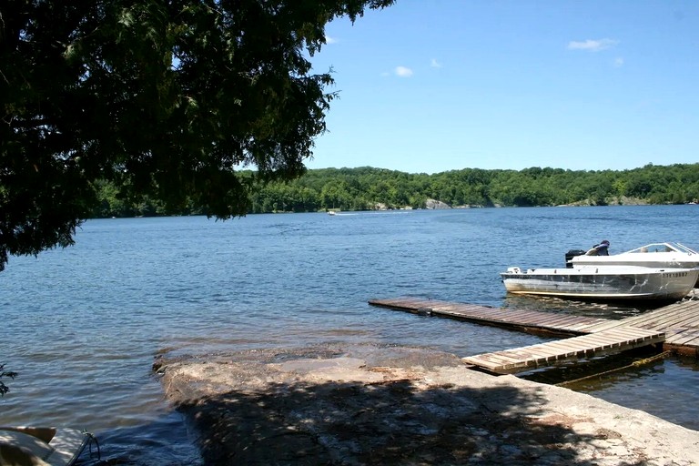 Cottages (Canada, Godfrey, Ontario)