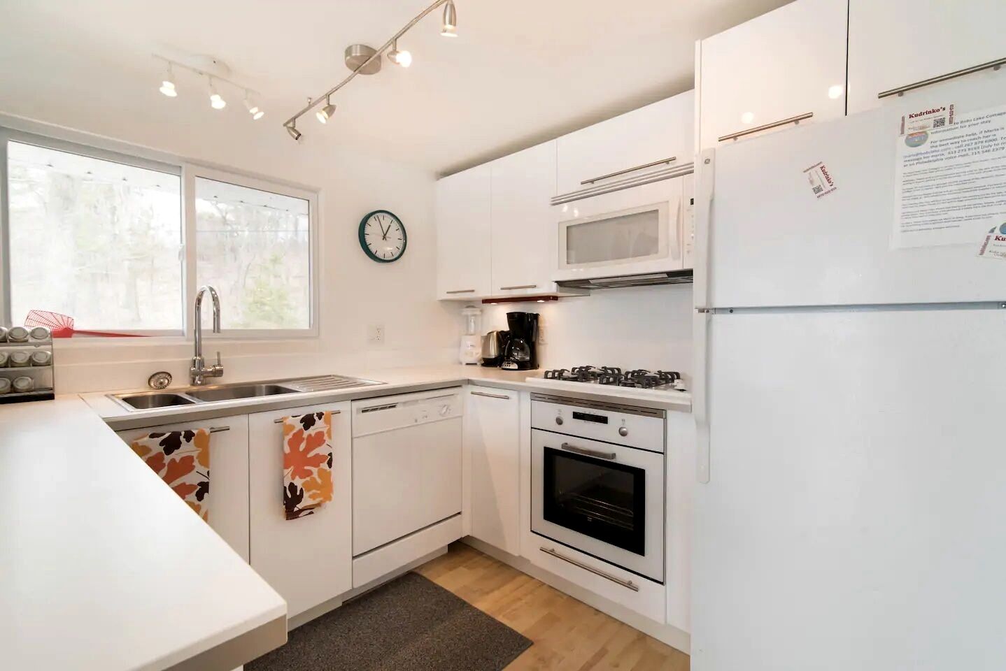 Stunning Upper Apartment in Cottage Rental on a Lake Resort near Kingston, Ontario