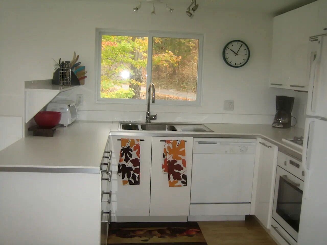 Stunning Upper Apartment in Cottage Rental on a Lake Resort near Kingston, Ontario
