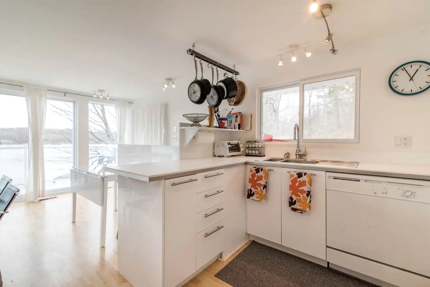 Stunning Upper Apartment in Cottage Rental on a Lake Resort near Kingston, Ontario