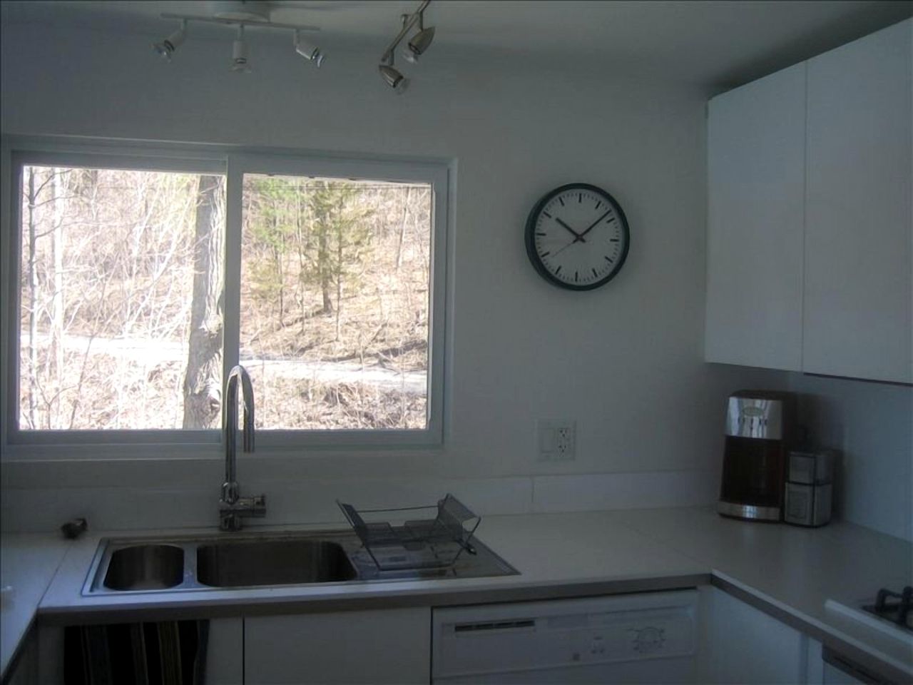 Stunning Upper Apartment in Cottage Rental on a Lake Resort near Kingston, Ontario