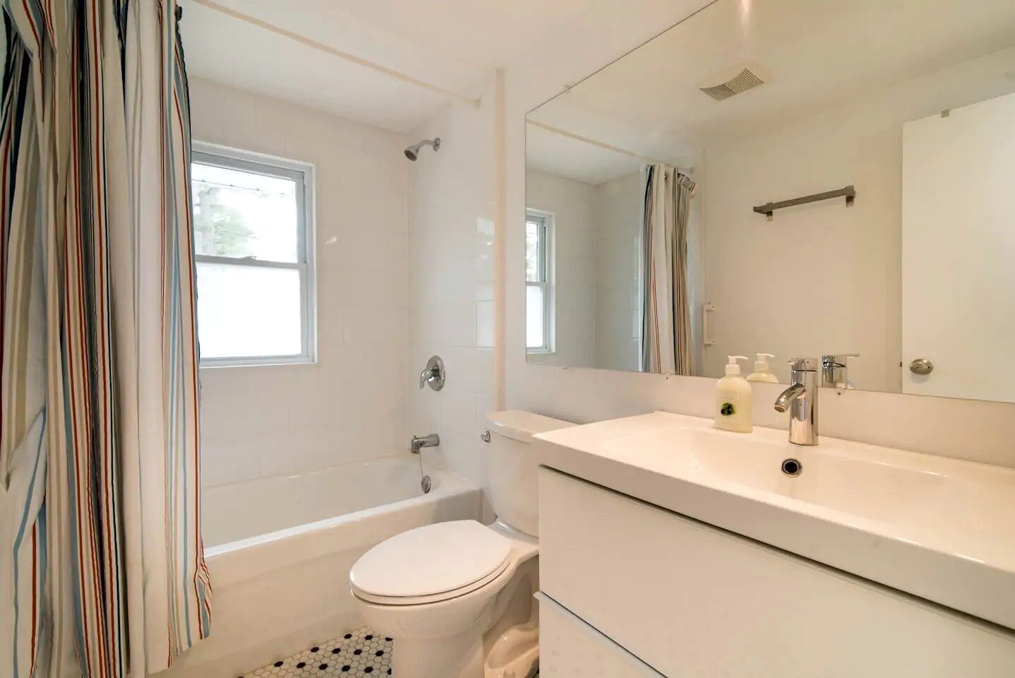 Stunning Upper Apartment in Cottage Rental on a Lake Resort near Kingston, Ontario