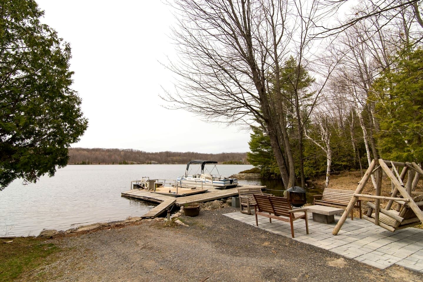 Stunning Upper Apartment in Cottage Rental on a Lake Resort near Kingston, Ontario