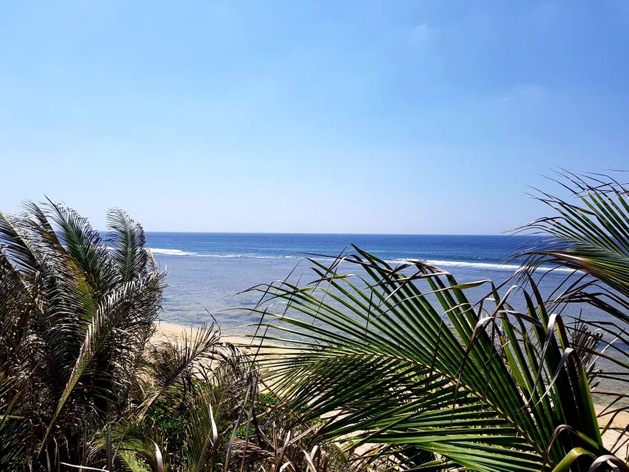 Unique Vacation Rental for 14 Guests on the Beach in Patar, Philippines