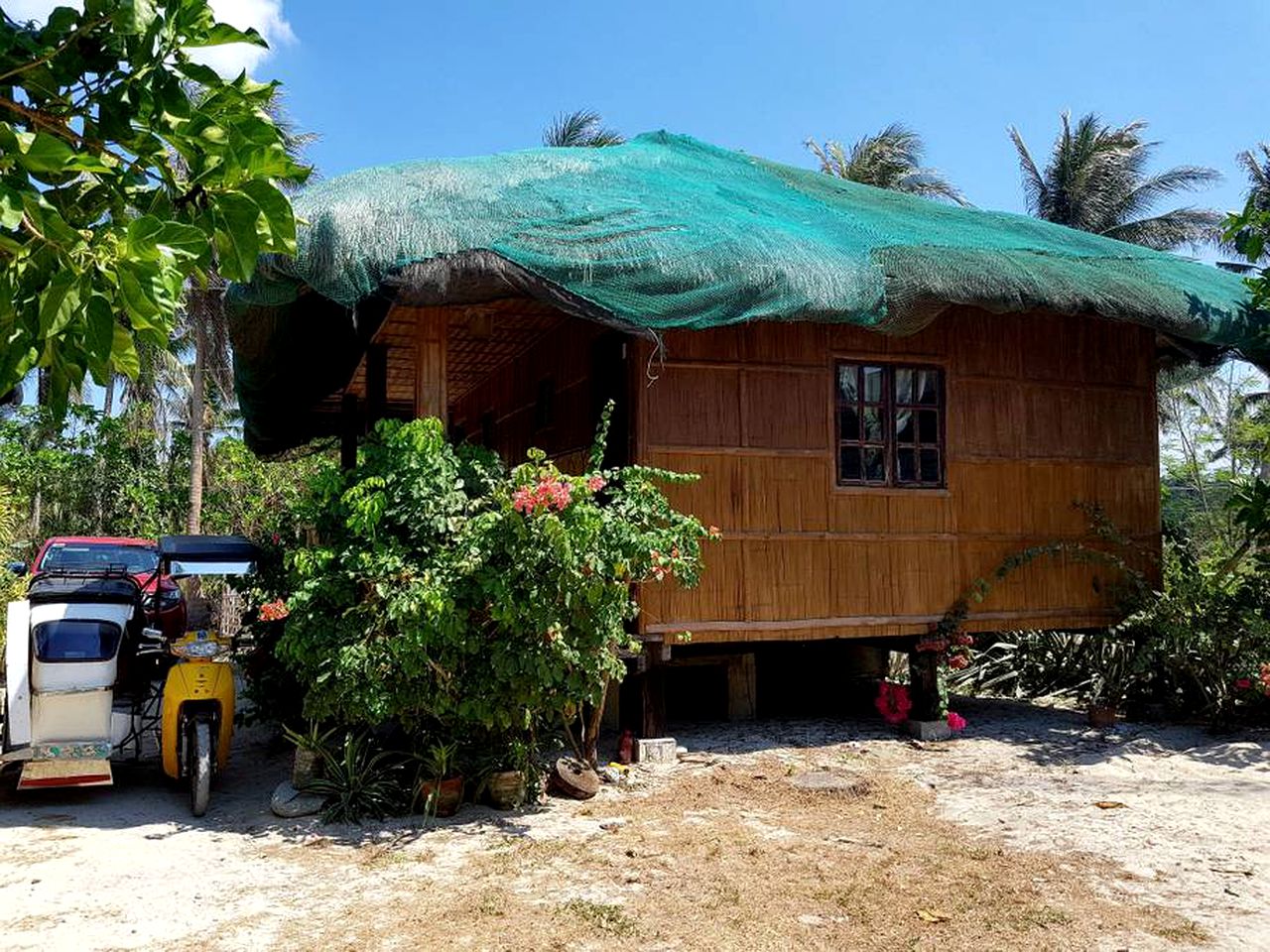 Unique Vacation Rental for 14 Guests on the Beach in Patar, Philippines