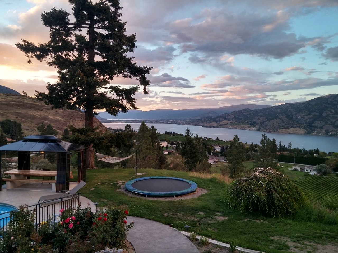 Stunning Cottage Rental Overlooking Okanagan Lake in Kaleden, British Columbia