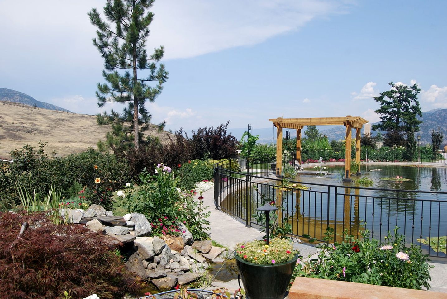 Stunning Cottage Rental Overlooking Okanagan Lake in Kaleden, British Columbia