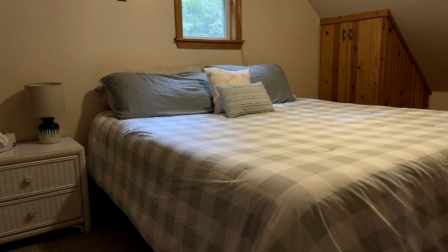 Beautiful Cabin with Fire Pit and Hot Tub in Bruceton Mills, West Virinia
