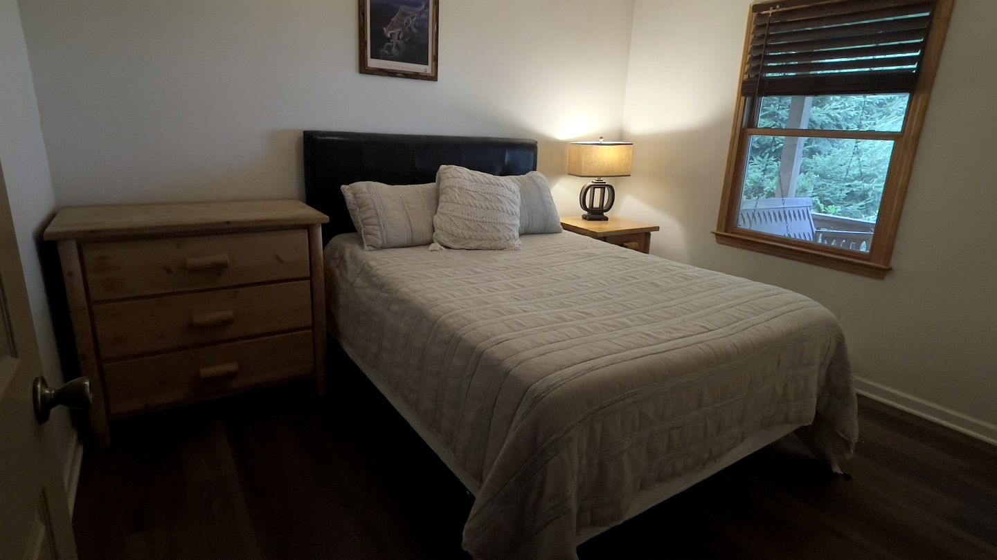 Beautiful Cabin with Fire Pit and Hot Tub in Bruceton Mills, West Virinia