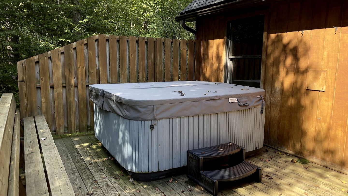 Beautiful Cabin with Fire Pit and Hot Tub in Bruceton Mills, West Virinia