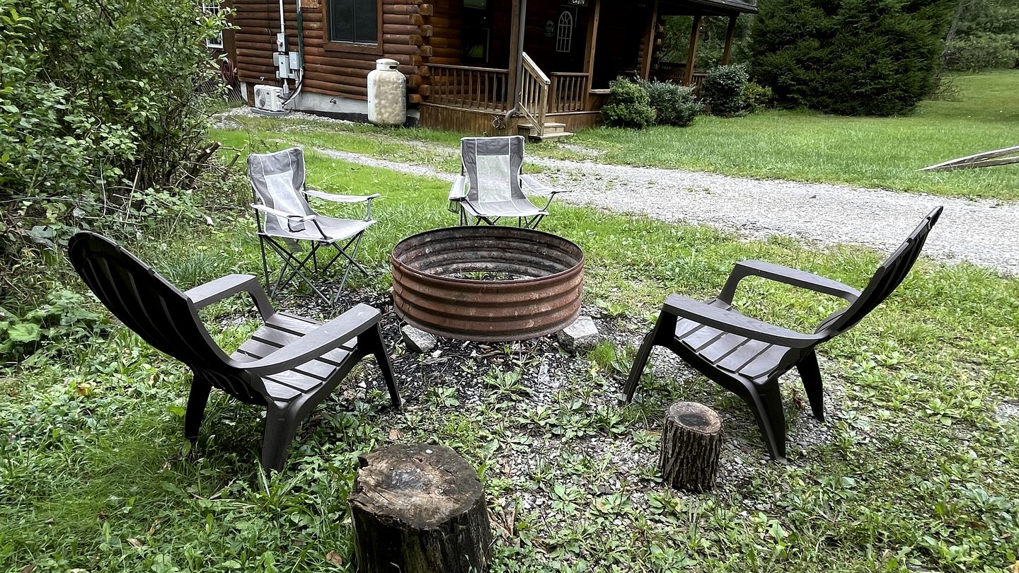 Beautiful Cabin with Fire Pit and Hot Tub in Bruceton Mills, West Virinia
