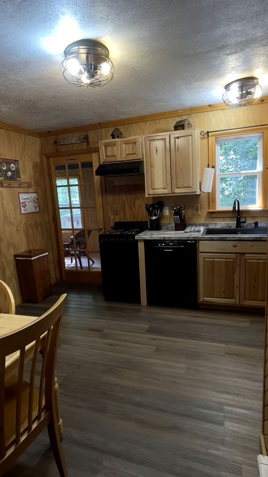 Beautiful Cabin with Fire Pit and Hot Tub in Bruceton Mills, West Virinia