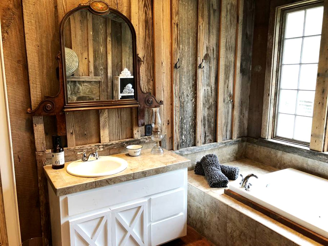 Historical Log Cabin for a Glamping Getaway in Washington, Arkansas