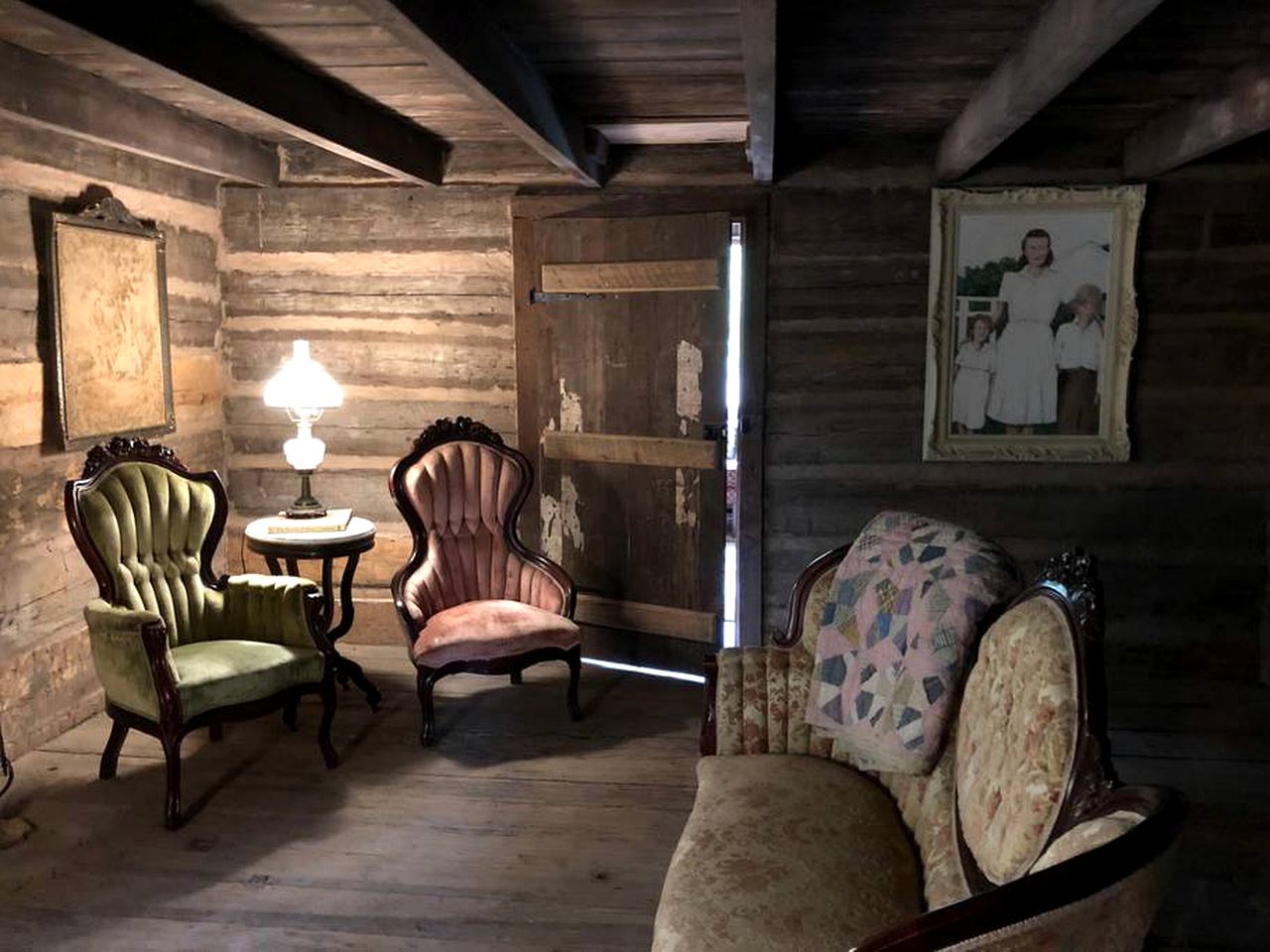 Rustic Log Cabin Rental for a Group Getaway near Prescott, Arkansas