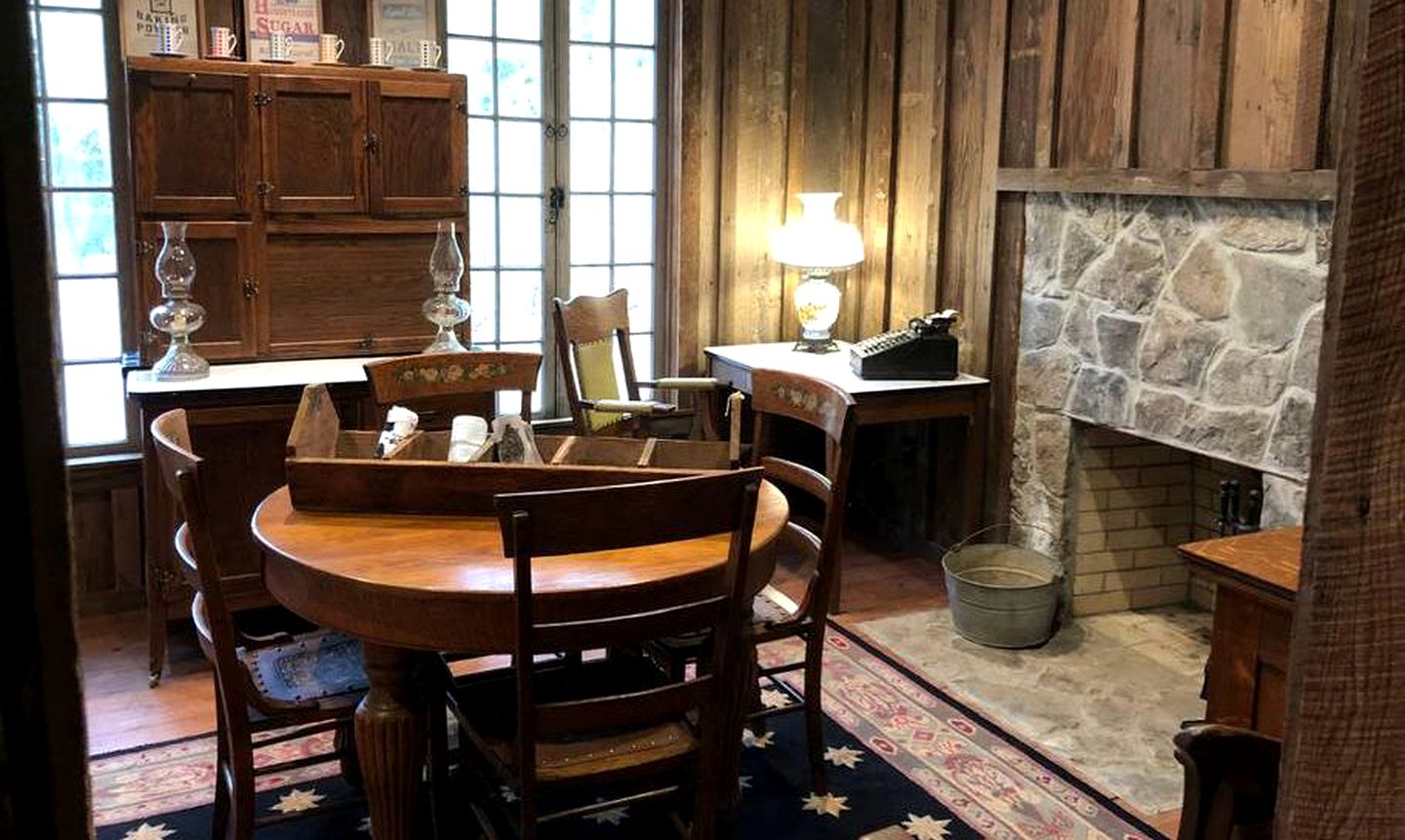 Rustic Log Cabin Rental for a Group Getaway near Prescott, Arkansas