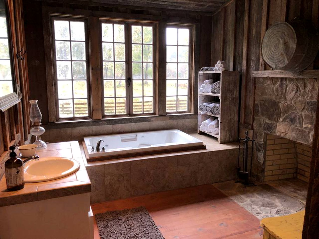 Rustic Log Cabin Rental for a Group Getaway near Prescott, Arkansas