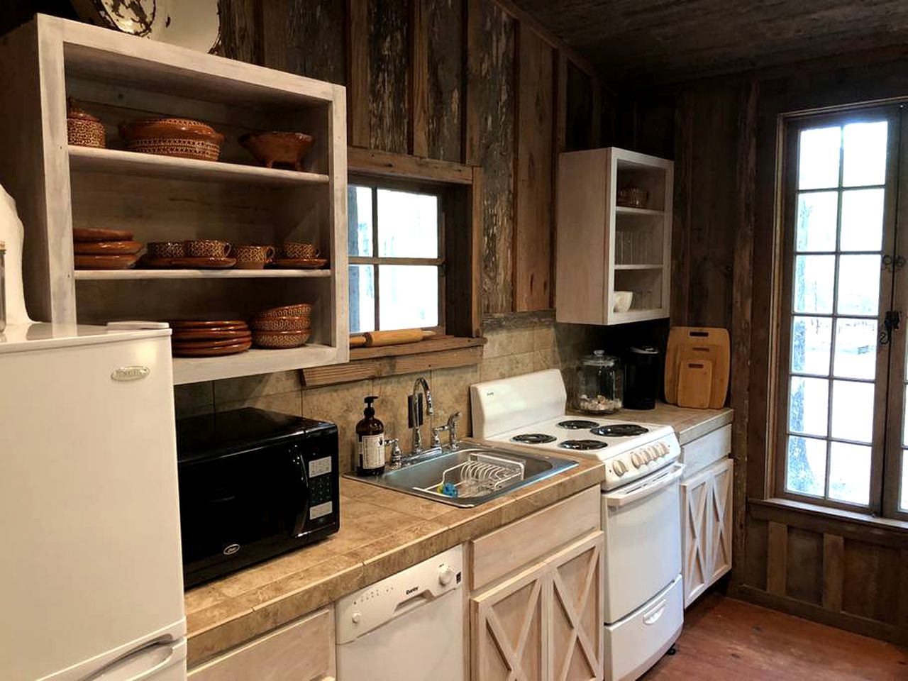 Rustic Log Cabin Rental for a Group Getaway near Prescott, Arkansas