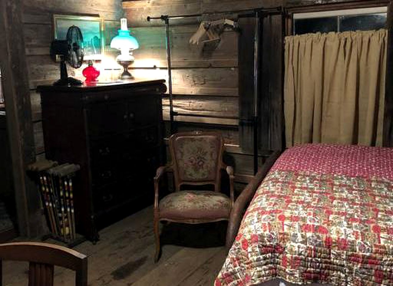 Romantic Log Cabin Getaway on a Farm near Texarkana, Arkansas