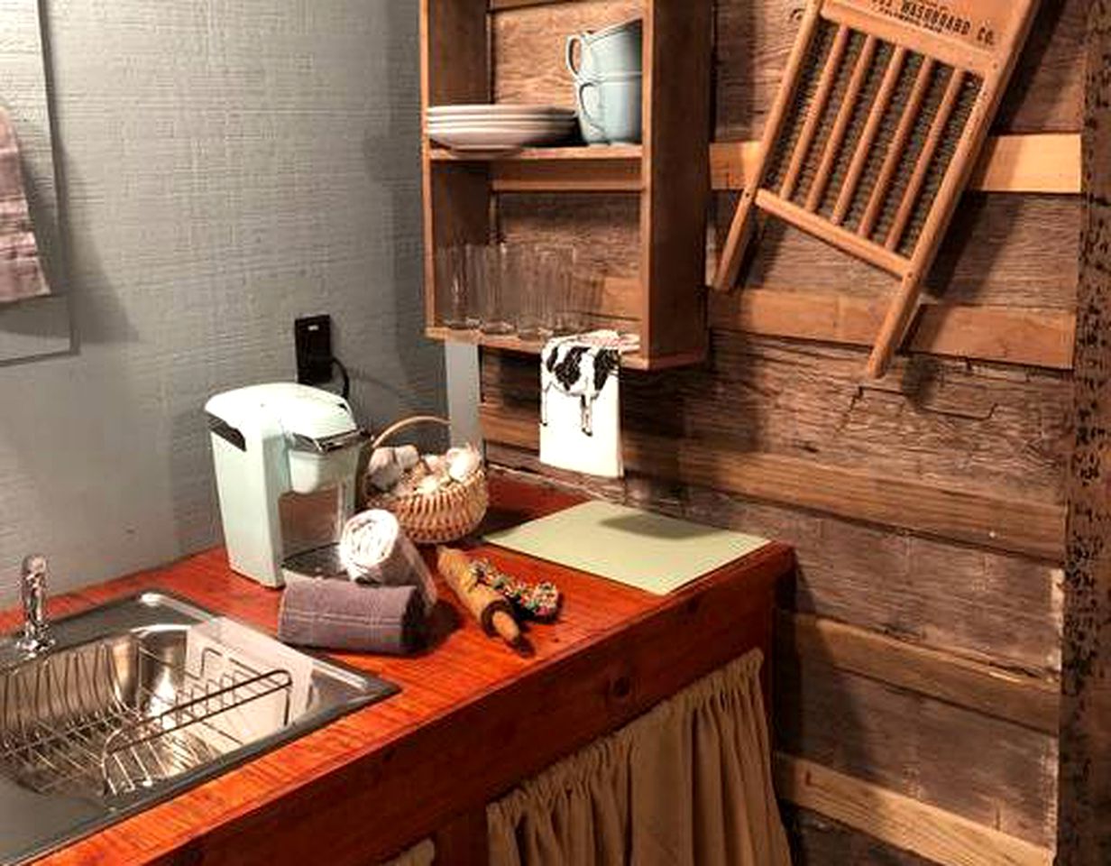 Romantic Log Cabin Getaway on a Farm near Texarkana, Arkansas