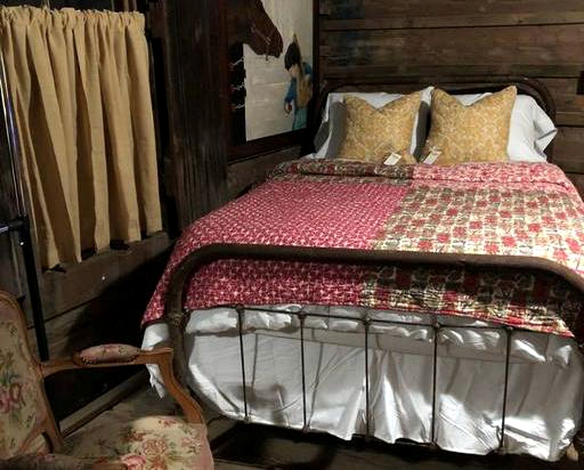 Romantic Log Cabin Getaway on a Farm near Texarkana, Arkansas
