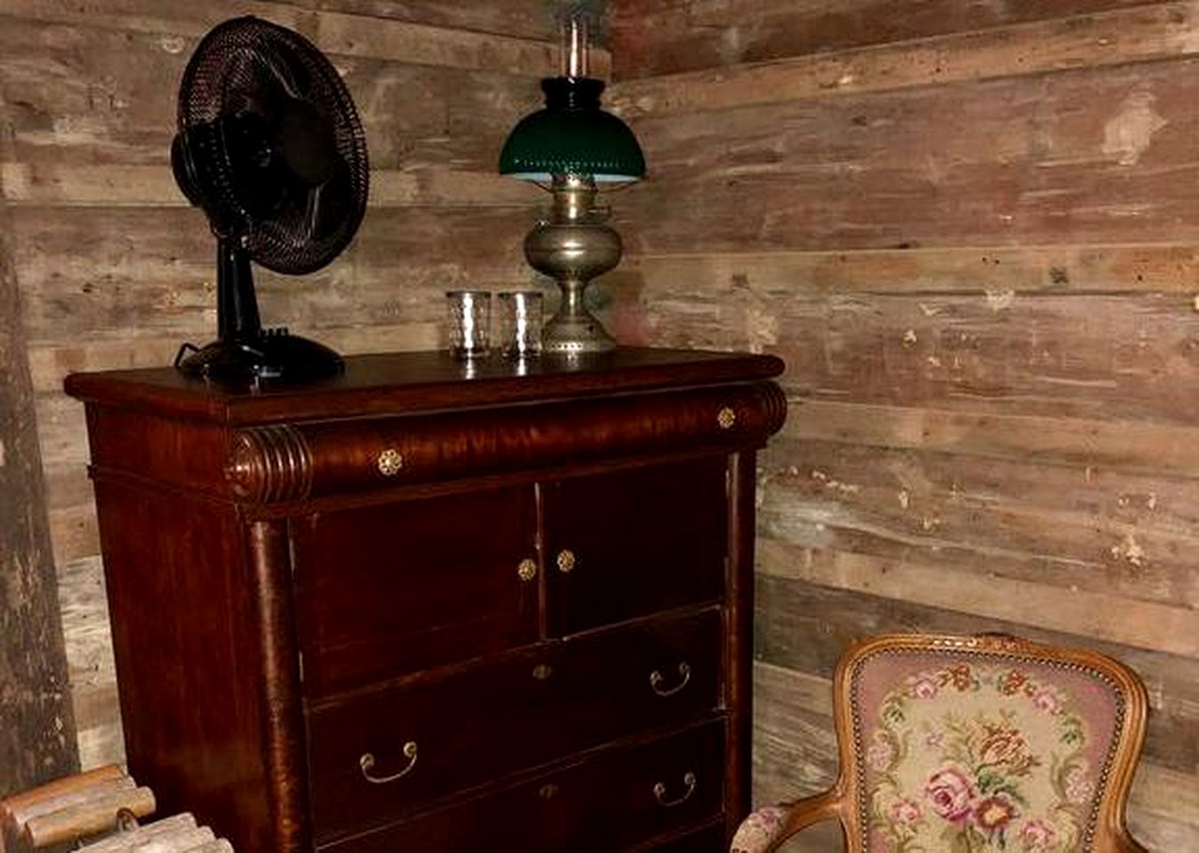 Romantic Log Cabin Getaway on a Farm near Texarkana, Arkansas