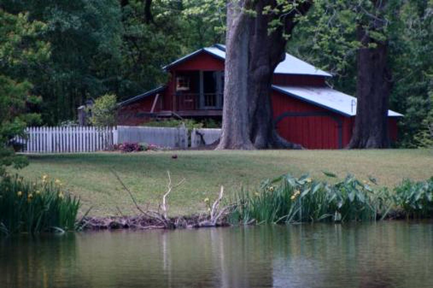 Romantic Getaway Suite in a Lakeside Barn near Lafayette, Louisiana