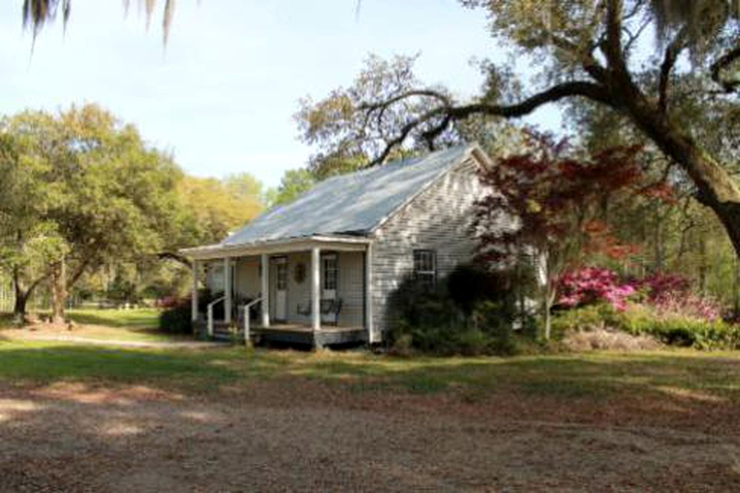 Charming Southern-Style Lakeside Cottage in Breaux Bridge, Louisiana