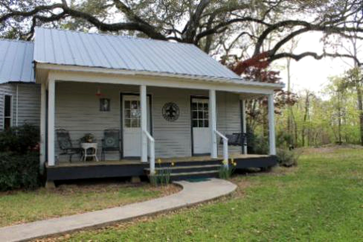 Charming Southern-Style Lakeside Cottage in Breaux Bridge, Louisiana