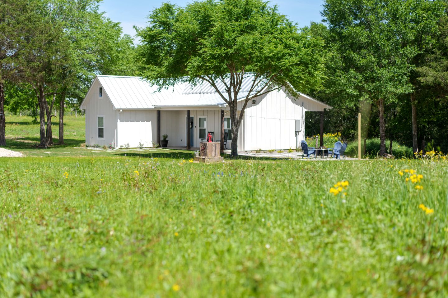 Cozy Chic Cabin with Fire Pit, BBQ and Countryside Views in Texas