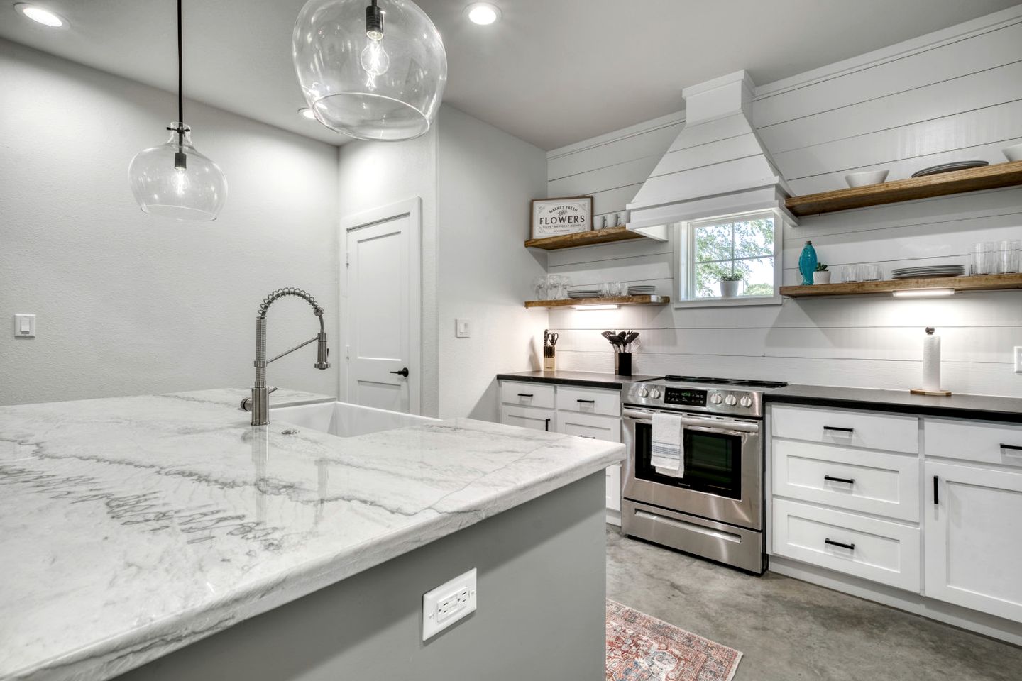 Cozy Chic Cabin with Fire Pit, BBQ and Countryside Views in Texas