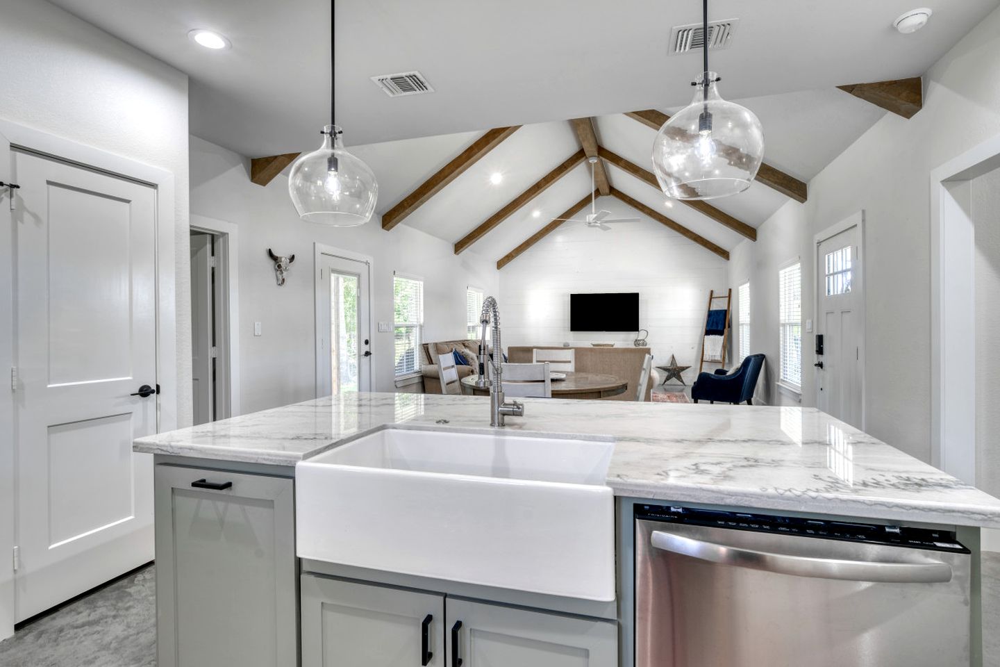 Cozy Chic Cabin with Fire Pit, BBQ and Countryside Views in Texas