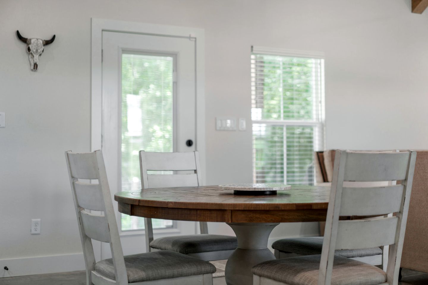 Cozy Chic Cabin with Fire Pit, BBQ and Countryside Views in Texas