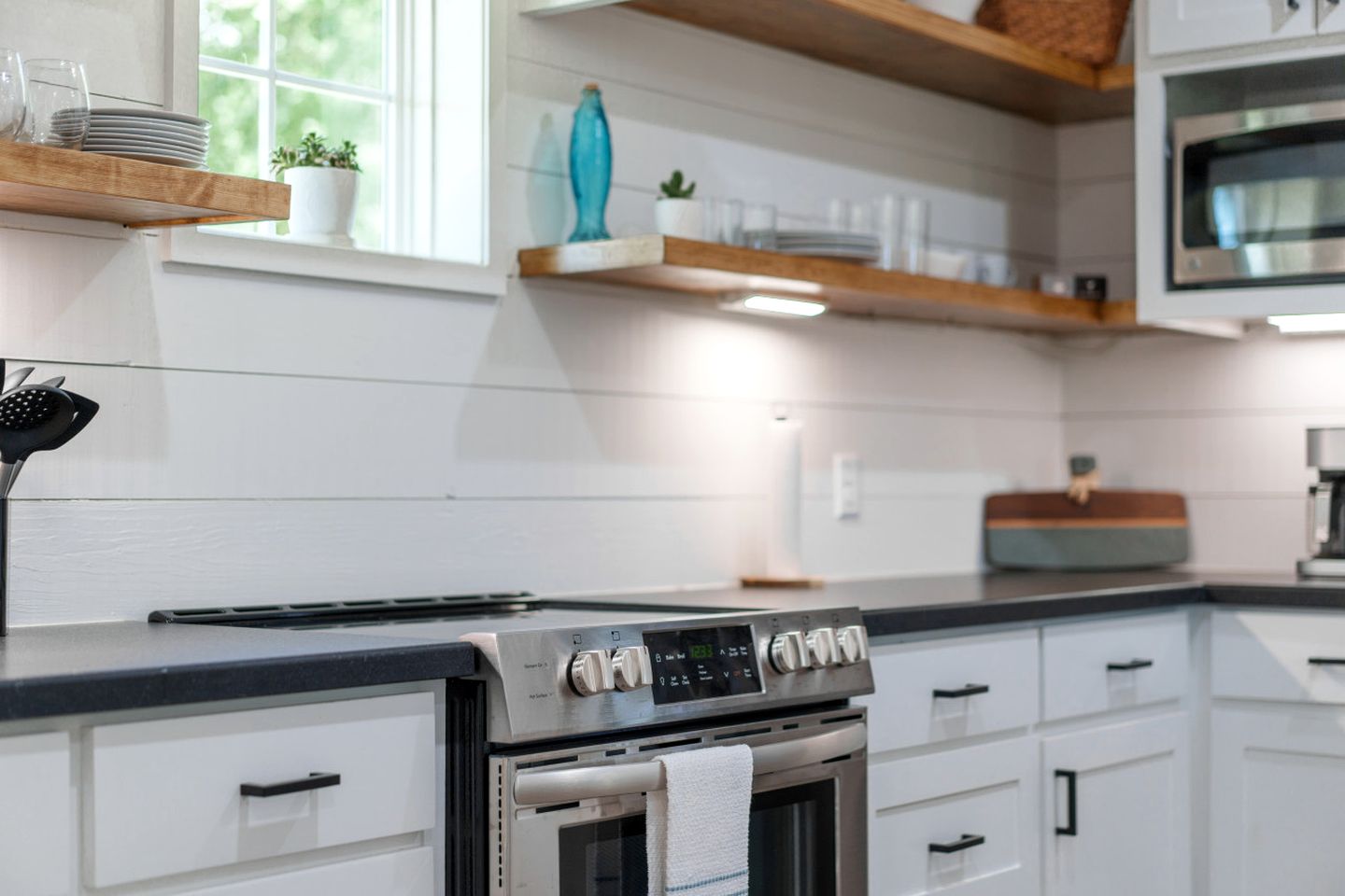 Cozy Chic Cabin with Fire Pit, BBQ and Countryside Views in Texas