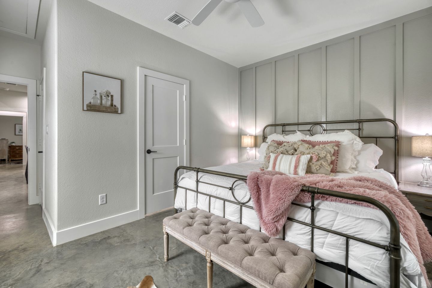 Cozy Chic Cabin with Fire Pit, BBQ and Countryside Views in Texas