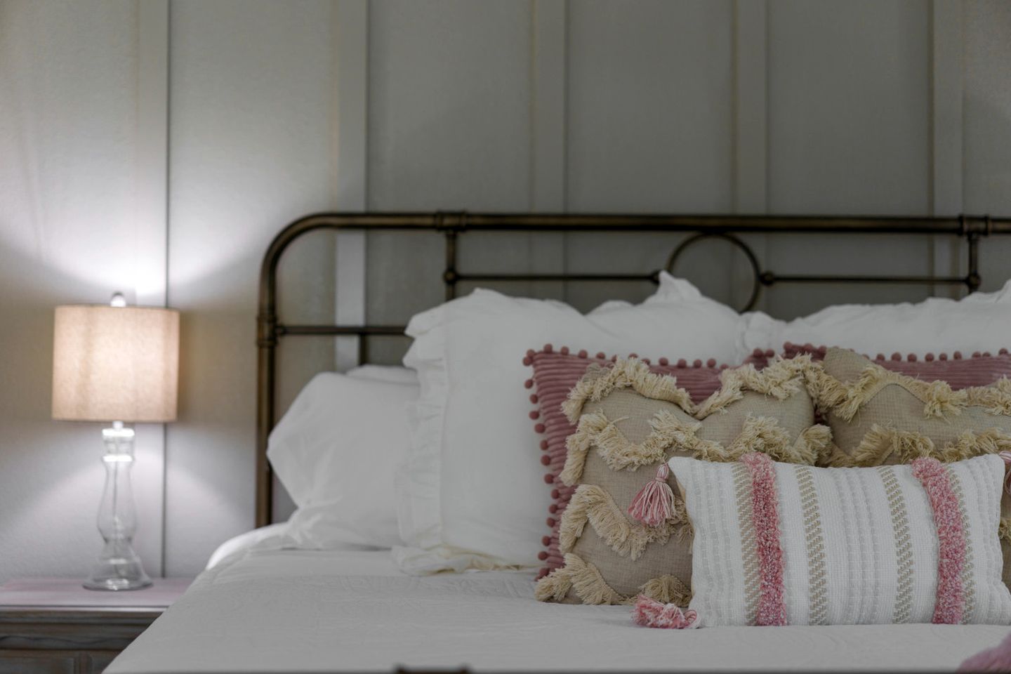 Cozy Chic Cabin with Fire Pit, BBQ and Countryside Views in Texas