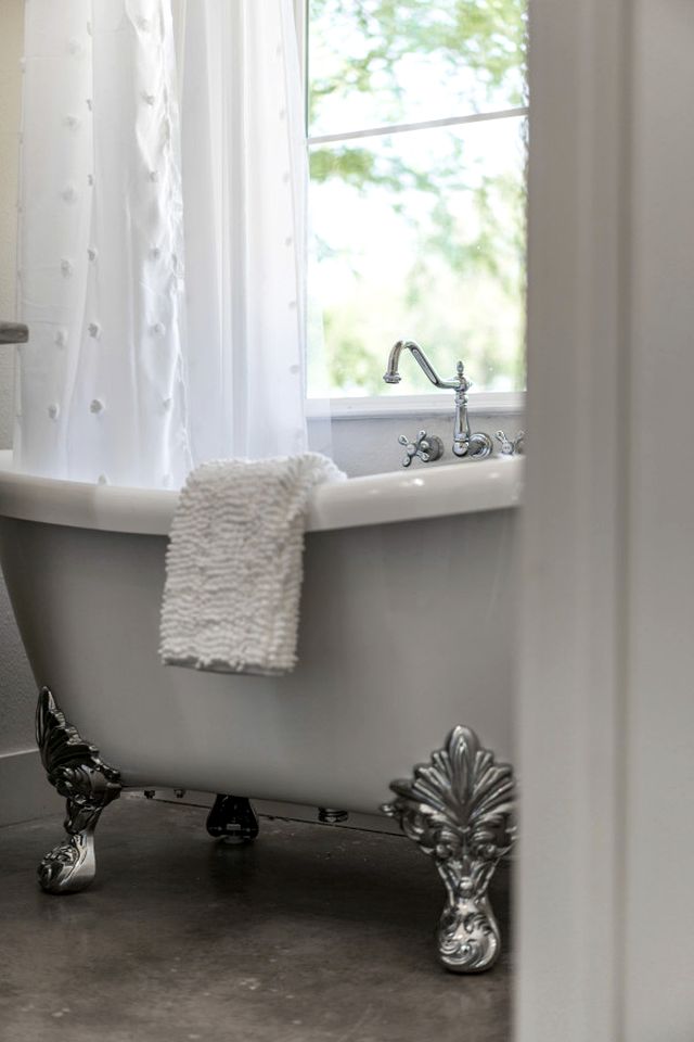 Cozy Chic Cabin with Fire Pit, BBQ and Countryside Views in Texas